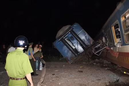 6. Tài xế xe tải tử vong vì bị kéo lê 200 m trên đường ray. Tối 27/3/2015, anh Nguyễn Xuân Quang (50 tuổi, ở huyện Phú Xuyên) lái ôtô bán tải từ làng Trần Phú ra quốc lộ 1 cũ. Đến nút giao đường sắt với đường dân sinh ở phố Đỗ Xá (Thường Tín, Hà Nội) xe của anh này va chạm với tàu hỏa. Sau vụ va chạm, ôtô bị đoàn tàu SE1 kéo lê trên đường ray khoảng 200 m. Tài xế văng ra ngoài tử vong tại chỗ, xe ôtô bị biến dạng.