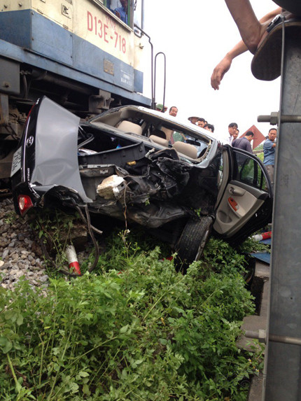7. Tàu hỏa đâm nát bét xe Corolla Altis 4 chỗ. Sáng ngày 29/5/2014, xe Corolla Altis 4 chỗ trong lúc băng qua đường ray tại khu công nghiệp Quất Động, huyện Thường Tín, Hà Nội đã bị tàu D13E - 718 đâm vào phần đuôi và bị ủn đi hơn chục mét dọc đường ray, sát với lề cỏ. Hậu quả, phần đuôi Altis nát bét, may mắn không có ai bị thương.