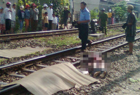 6. Cố tình băng qua đường sắt, một phụ nữ bị tàu tông chết. Khoảng 20h ngày 12/2/2014 trên địa bàn xã Văn Giáp, huyện Thường Tín, Hà Nội, khi đoàn tàu chạy hướng Nam-Bắc đến đoạn đường giao nhau giữa đường sắt và đường dân sinh, một người phụ nữ tầm 45 tuổi điều khiển xe máy BKS: 88H5-4640 đã cố tình băng qua đường ray dù tàu đã kéo còi cảnh báo liên tục. Đoàn tàu đã lao thẳng vào người phụ nữ, khiến người này văng ra xa và tử vong ngay sau đó, chiếc xe máy bị hư hỏng nặng. (Ảnh minh họa)
