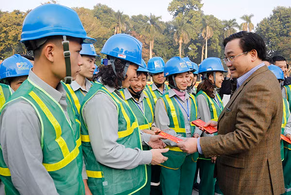 Sáng 29 Tết Bính Thân, tân Bí thư Thành ủy Hà Nội – đồng chí Hoàng Trung Hải đã đến thăm, chúc tết, tặng quà cán bộ, công nhân tại nhiều cơ quan.