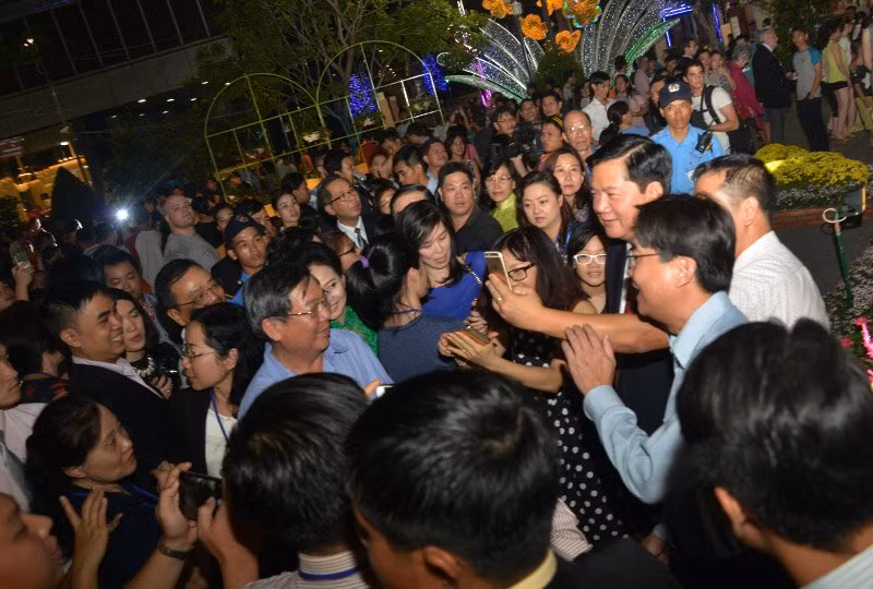 Hình ảnh gần gũi nhất của ông Đinh La Thăng - tân Ủy viên Bộ Chính trị, Bí thư Thành ủy TP HCM ngay trong ngày đầu ông nhậm chức có lẽ là việc ông đứng chụp ảnh selfie với người dân TP HCM.