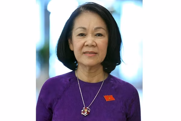 6. Đồng chí Trương Thị Mai, Uỷ viên Bộ Chính trị, Trưởng Ban Dân vận Trung ương Đồng chí Trương Thị Mai sinh ngày: 23/1/1958, quê ở xã Hiền Ninh, huyện Quảng Ninh, Quảng Bình. Trình độ chính trị: Cao cấp lý luận chính trị. Trình độ chuyên môn: Thạc sĩ Hành chính công, Cử nhân Luật, Cử nhân lịch sử. Chức vụ: Ủy viên Bộ Chính trị, Ủy viên Ban chấp hành T.Ư Đảng; Ủy viên Ủy ban Thường vụ Quốc hội, Chủ nhiệm Ủy ban Về các vấn đề xã hội của Quốc hội. Ngày vào đảng: 11.10.1985. Đại biểu Quốc hội khoá: X, XI, XII, XIII.