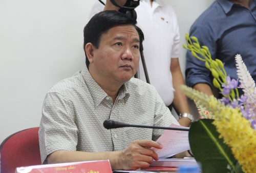 9. Bớt nghị quyết hội họp đi, hành động ngay cái dân cần Sau bài kiểm tra nhanh về chuyện mua bán sữa của bà con huyện Củ Chi, Bí thư Thành ủy quay qua trưởng ban dân vận huyện Củ Chi và căn dặn: “Dân vận là phải làm được cho dân cái họ cần. Anh nói dở mà làm được nhiều việc cho dân thì người ta cũng theo. Bớt nghị quyết hội họp đi, hành động ngay cái dân cần”.