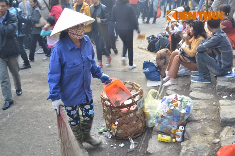 Lao công phải đi dọn rác luôn tay.