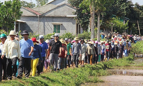 Những câu chuyện đan xen lẫn lộn được người làng kể lại cho nhau nghe như muốn nhắc về người ngư dân hiền lành nhưng đoản mệnh. Nhiều ngư dân thay nhau đẩy chiếc quan tài lên con dốc và đưa xuống huyệt mộ. Nhiều khuôn mặt đen sạm vì muối biển không kìm được cảm xúc đã chảy nước mắt khi bỏ cho ông Bảy nắm đất tiễn đưa.