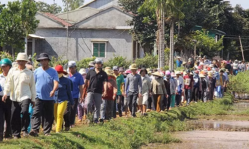 Những câu chuyện đan xen lẫn lộn được người làng kể lại cho nhau nghe như muốn nhắc về người ngư dân hiền lành nhưng đoản mệnh. Nhiều ngư dân thay nhau đẩy chiếc quan tài lên con dốc và đưa xuống huyệt mộ. Nhiều khuôn mặt đen sạm vì muối biển không kìm được cảm xúc đã chảy nước mắt khi bỏ cho ông Bảy nắm đất tiễn đưa.