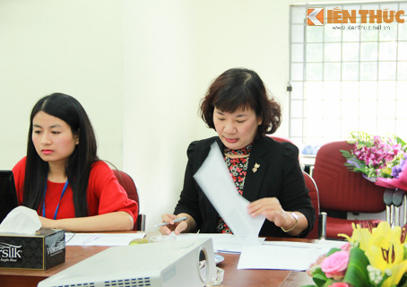 Ths Nguyễn Hương Giang đang xem xét trả lời các câu hỏi của độc giả Kiến Thức.