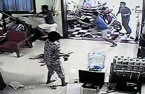 Cong an TP HCM no sung bat doi tuong truy na