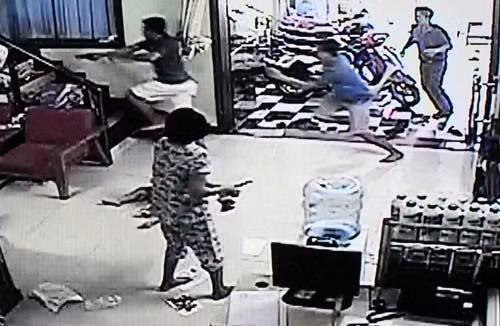 Cong an TP HCM no sung bat doi tuong truy na