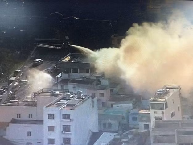 Dang chay lon o Sai Gon, nguoi dan ngat xiu vi tien ty bi thieu