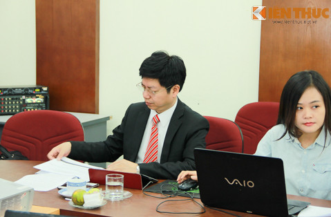 Phó Cục trưởng Nguyễn Trọng Khoa (trái) đang xem xét trả lời các câu hỏi của độc giả.