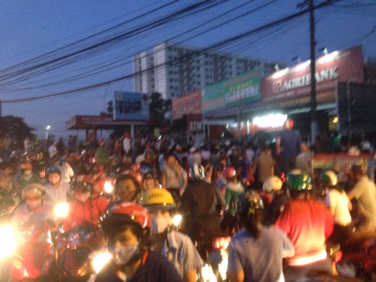 Hang tram CS dang bao vay ke cuop NH Agribank o Dong Nai-Hinh-2