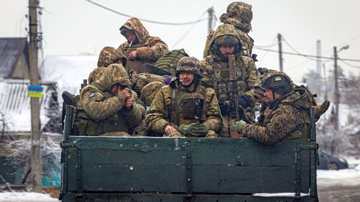 Ngoài ra, Cooper chỉ ra việc thiếu xe bọc thép và xe chiến đấu bộ binh hiện đại khiến hiệu quả chiến đấu của các đơn vị Ukraine giảm đáng kể. Ông cũng nhấn mạnh tầm quan trọng của việc trang bị cho Lực lượng Vũ trang Ukraine các thiết bị rà phá bom mìn, nếu không có thiết bị này thì một cuộc tấn công qua bãi mìn gần như không thể thực hiện được.