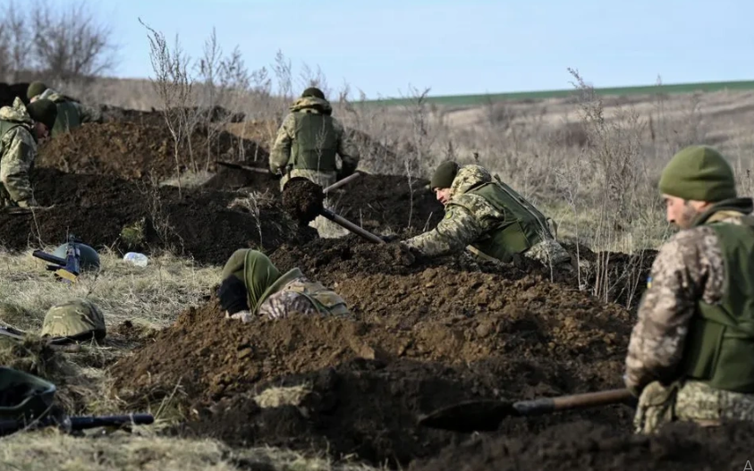 Nhà báo điều tra người Áo Tom Cooper đánh giá cao công tác huấn luyện chiến đấu của Quân đội Nga và chỉ ra nhiều “điểm yếu chí tử” của Lực lượng Vũ trang Ukraine. Theo nhà báo này, Quân đội Ukraine thiếu hệ thống phòng không đáng tin cậy, thiếu đạn dược và thiết bị quân sự hiện đại.