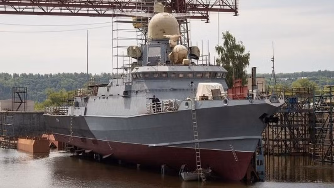 Được biết Nga thường xuyên sử dụng các tuyến đường thủy nội địa cho những hoạt động vận tải như vậy, không chỉ tiếp nhận các tàu quân sự mà còn cả các tàu thương mại nhỏ.