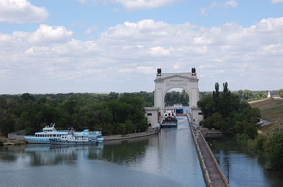 Hiện tại, Turkmenistan, Azerbaijan và Kazakhstan duy trì mối quan hệ thân thiện với Nga cả về mặt chính trị và xã hội mà không có bất kỳ xung đột nào.