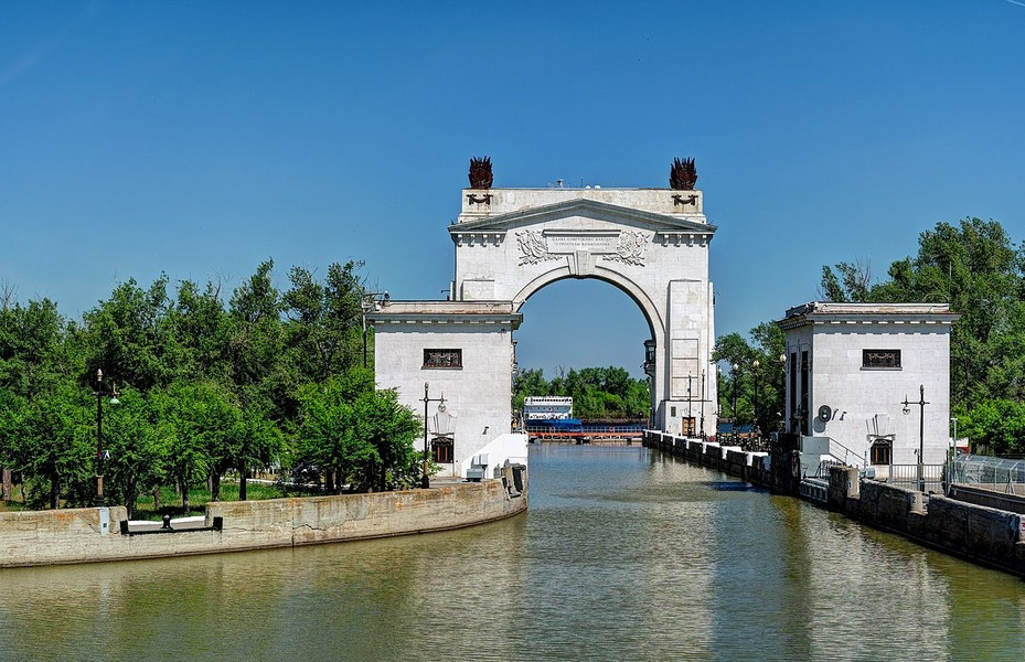 Ngoài ra còn có Đường thủy Volga - Baltic có thể xem xét. Tuyến đường thủy này nối sông Volga với biển Baltic, tạo ra một kênh giao thông khác cho các tàu thuyền hướng tới Novorossiysk.