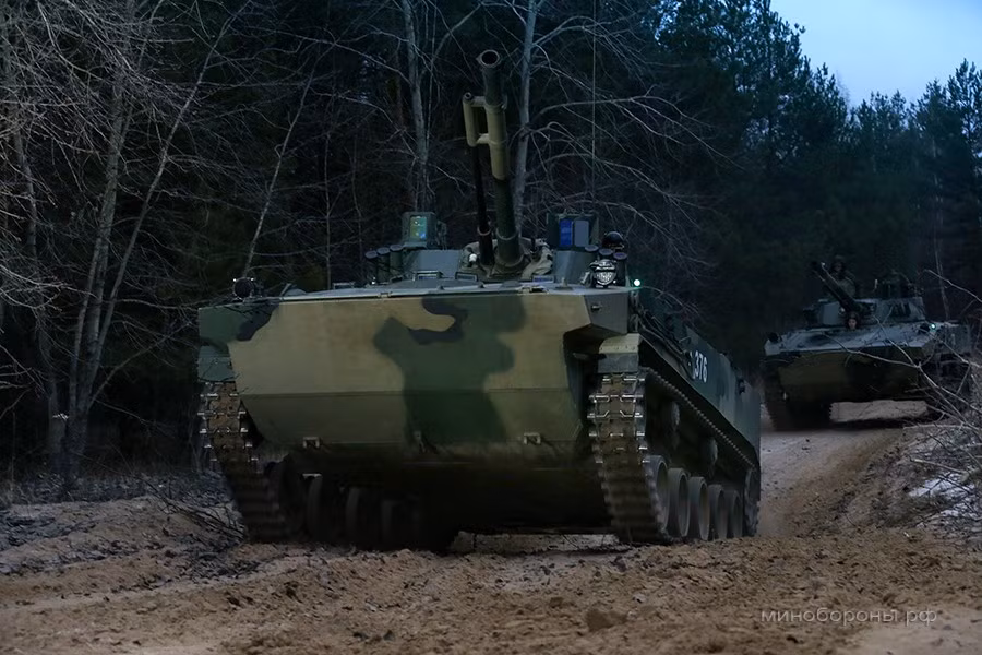 Ngược lại, BMD-4M nhỏ và nhẹ hơn, được thiết kế đặc biệt cho hoạt động đổ bộ không. Phương tiện này có thể thả dù từ máy bay với kíp chiến đấu bên trong - một tính năng không có trên BMP-3.