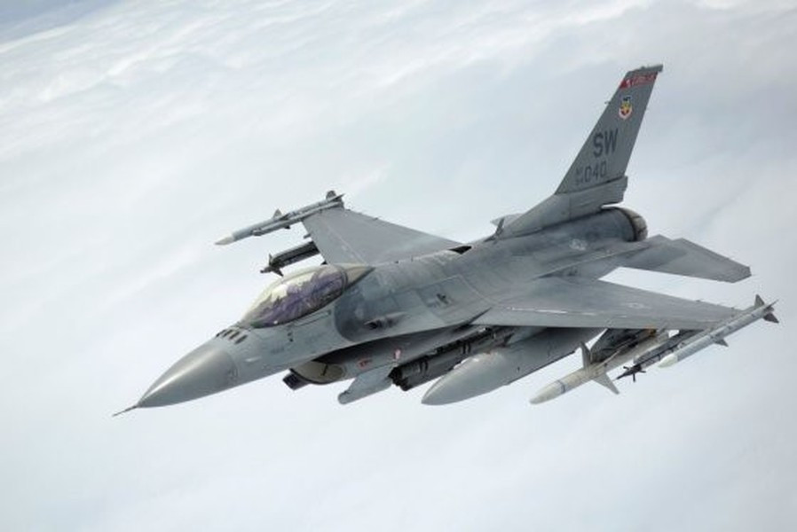Những tiêm kích F-16 đầu tiên của Ukraine là máy bay do Đan Mạch viện trợ, chúng nhiều khả năng chưa thể tham chiến trong tháng này hoặc tháng sau vì còn một số vướng mắc liên quan đến công tác đảm bảo kỹ thuật.