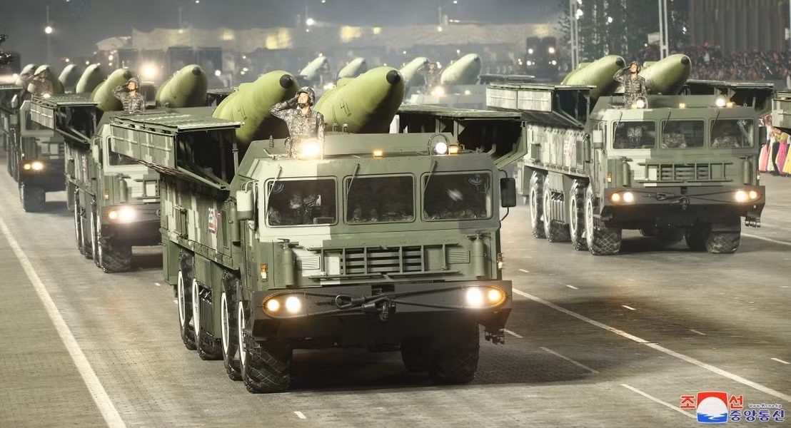 Điều thú vị ở chỗ KN-23 dường như là bản sao từ tên lửa 9M723 của Nga, được tổ hợp Iskander-M sử dụng. Tuy nhiên bức ảnh trên cho thấy đặc điểm giống vũ khí Triều Tiên. Cần lưu ý là 9M723 có phần đuôi tròn và dài hơn.