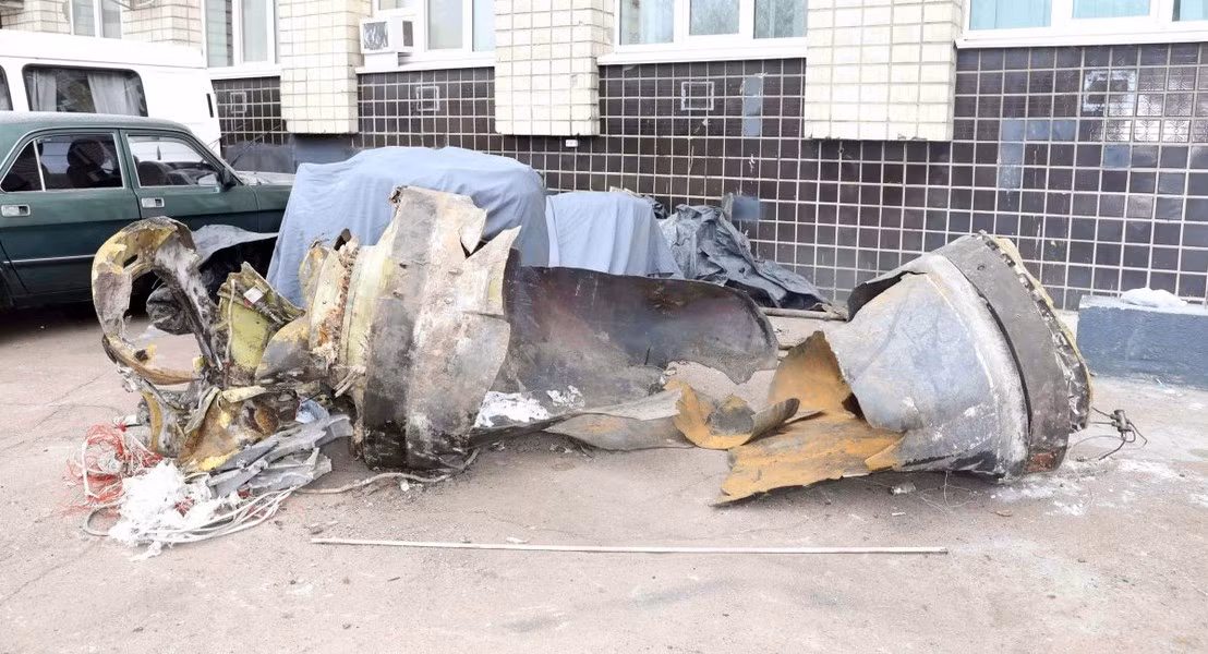 Bên cạnh đó, các mảnh vỡ theo nhận xét là của tên lửa đạn đạo KN-23 đã được phát hiện ở khu vực Kharkiv của Ukraine. Cấu kiện tìm thấy thuộc về phần đuôi quả đạn, điều này có thể nhận thấy căn cứ vào ảnh chụp tại hiện trường.