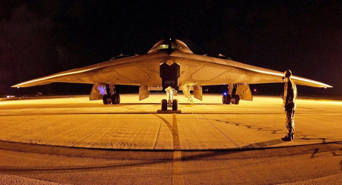 Bản thân bộ vũ khí trang bị của B-2 Spirit bao gồm bom dẫn đường GBU-37, loại bom này dự kiến sẽ được thay thế bằng GBU-72. Không quân Mỹ đang dùng tiêm kích F-15E Strike Eagle để thử nghiệm.