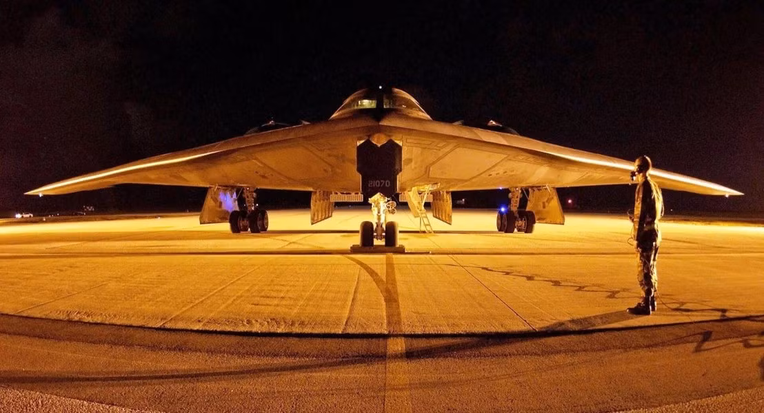 Bản thân bộ vũ khí trang bị của B-2 Spirit bao gồm bom dẫn đường GBU-37, loại bom này dự kiến sẽ được thay thế bằng GBU-72. Không quân Mỹ đang dùng tiêm kích F-15E Strike Eagle để thử nghiệm.