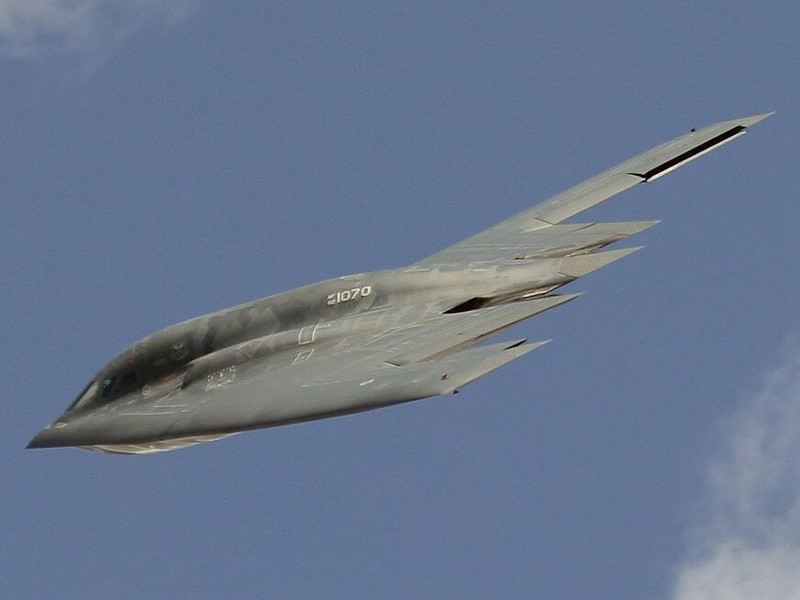 Công việc sẽ diễn ra tại nhà máy của Northrop Grumman nằm tại Palmdale, California, cũng như tại một số căn cứ của Không quân Mỹ. Dự kiến việc hoàn thành hợp đồng sau 5 năm, đến ngày 3/5/2029.