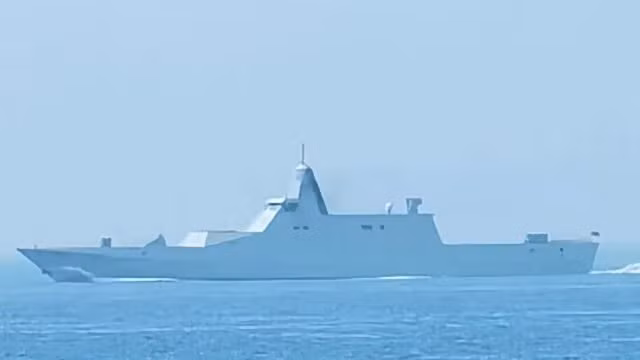 Theo Bulgarian Military, một tàu hộ tống hoặc tàu khu trục hạng nhẹ hoàn toàn mới của Trung Quốc được cho là đã bắt đầu chuyến hành trình đầu tiên trên biển. Thiết kế của con tàu có một số điểm tương đồng với các tàu hộ tống lớp Visby tránh radar của Thụy Điển hoặc tàu khu trục tàng hình lớp Zumwalt của Hải quân Mỹ, tuy nhiên kích thước tàu của Trung Quốc có vẻ lớn hơn.