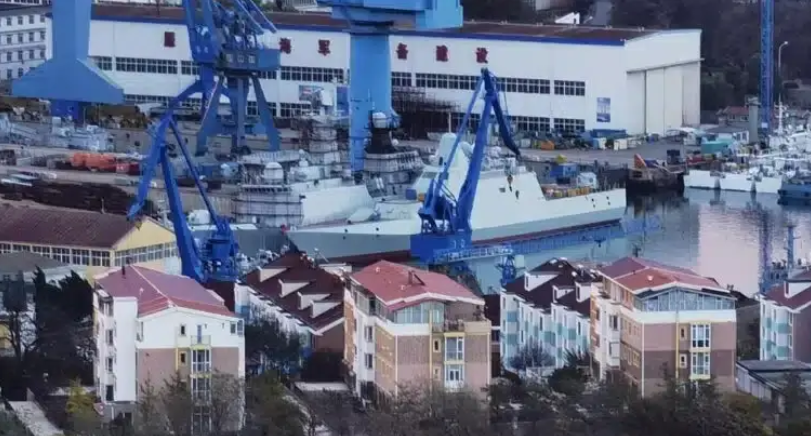 Trước đó, vào tháng 11/2023, mạng xã hội đã lan truyền bức ảnh chụp một con tàu đang được đóng mới tại Nhà máy đóng tàu Liaoning, còn được gọi là Nhà máy đóng tàu Nam Đại Liên. Theo Tom Shugart, một thành viên cấp cao tại Trung tâm An ninh Mỹ mới (CNAS), hình ảnh vệ tinh cho thấy con tàu đã được đóng mới ở đó ít nhất từ tháng 8/2023.