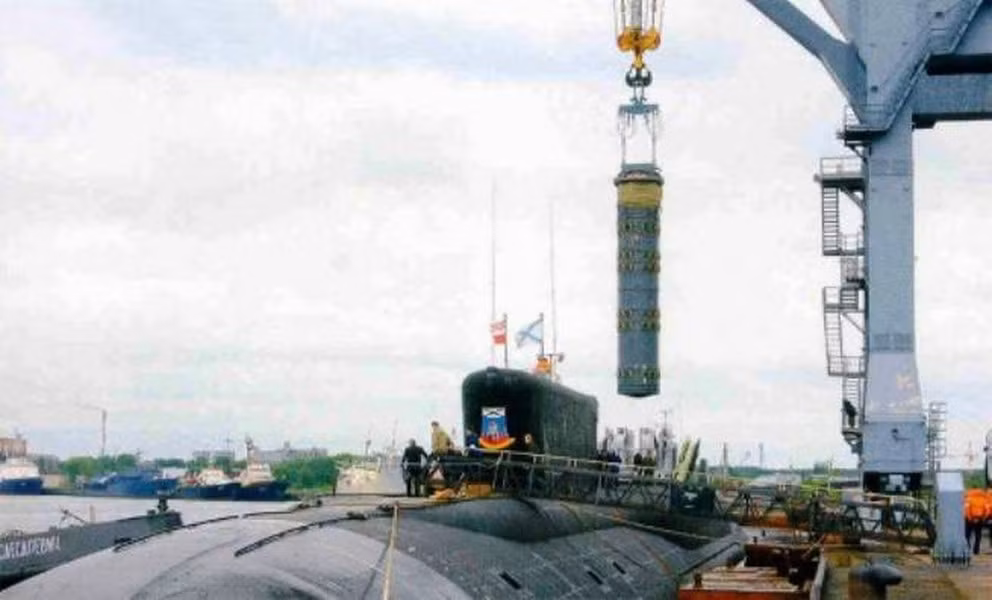 Cần phải nói thêm, việc chính thức biên chế tên lửa Bulava là một nỗ lực to lớn của các nhà khoa học Nga, khi họ nỗ lực tạo ra một vũ khí mới hoàn toàn có kích thước vừa phải, khiến tàu ngầm trang bị không cần phải quá lớn như lớp Typhoon mới chứa được.