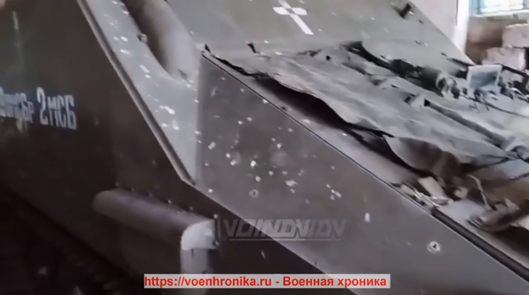 Trong đoạn video được trang Voenhronika.ru đăng tải, các binh sĩ Nga tại một địa điểm bí mật đang giới thiệu về chiếc xe bọc thép FV105 Sultan, được họ thu từ quân Ukraine, trong tình trạng gần như nguyên vẹn. Dự kiến, khí tài này sẽ được đưa về hậu phương để giới chuyên gia quân sự Nga nghiên cứu.