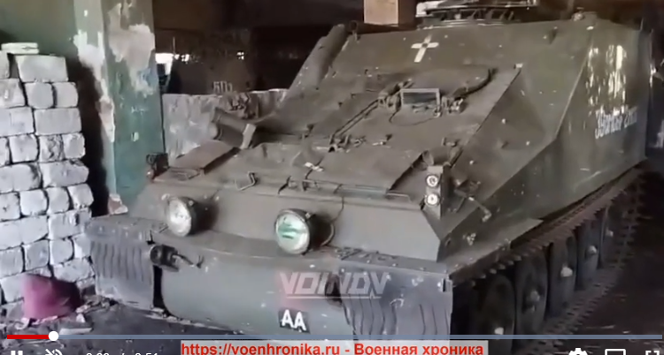 Thông tin từ trang Mil.in.ua cho biết, FV105 Sultan là phiên bản chỉ huy của dòng xe bọc thép CVR(T) được Quân đội Anh trang bị vào cuối thập niên 1970. FV105 có trọng lượng 8,3 tấn; dài 4,82m; rộng 2,28m. Kíp điều khiển 6 người. Trên nóc xe được trang bị một súng máy FN MAG để đối phó với bộ binh đối phương trên chiến trường.