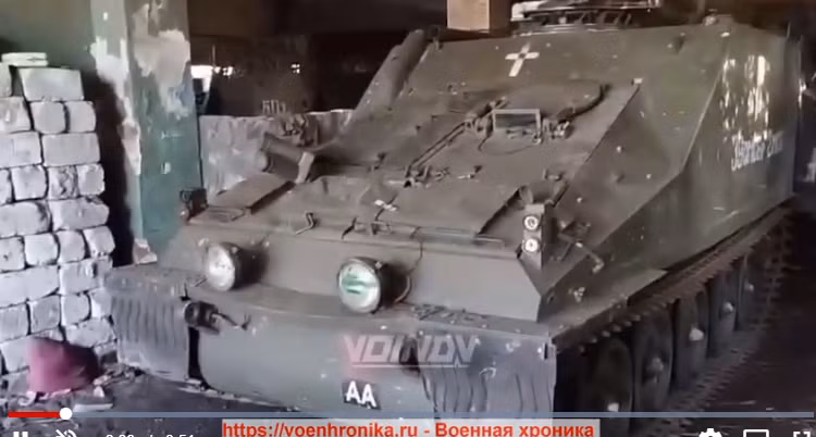 Thông tin từ trang Mil.in.ua cho biết, FV105 Sultan là phiên bản chỉ huy của dòng xe bọc thép CVR(T) được Quân đội Anh trang bị vào cuối thập niên 1970. FV105 có trọng lượng 8,3 tấn; dài 4,82m; rộng 2,28m. Kíp điều khiển 6 người. Trên nóc xe được trang bị một súng máy FN MAG để đối phó với bộ binh đối phương trên chiến trường.