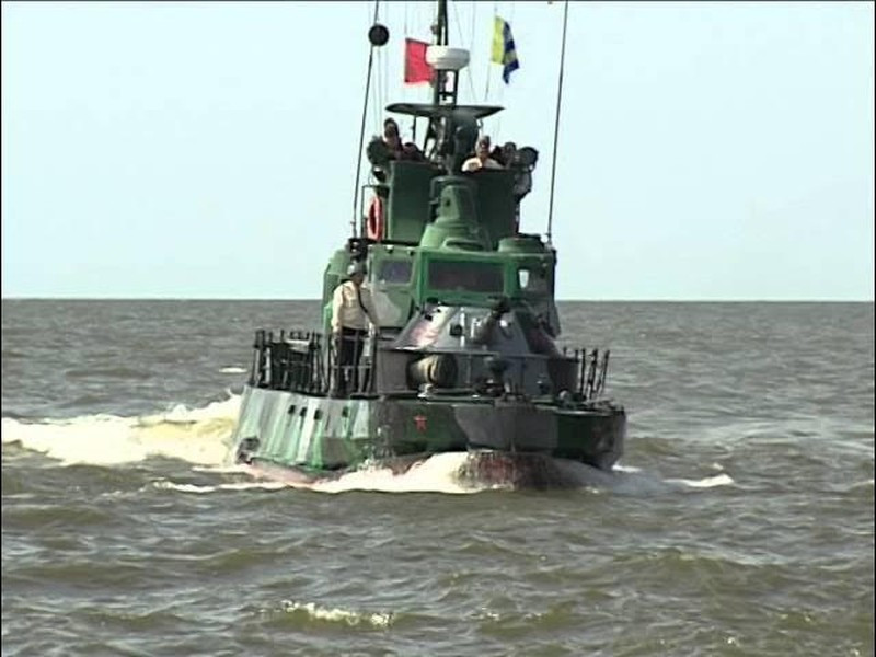 Theo nhiều chuyên gia quân sự Nga, đây là những chiếc tàu bọc thép cỡ nhỏ thuộc Dự án 1204 Shmel của Liên Xô, được tạo ra cho các hoạt động chiến đấu đặc biệt trên đường sông.