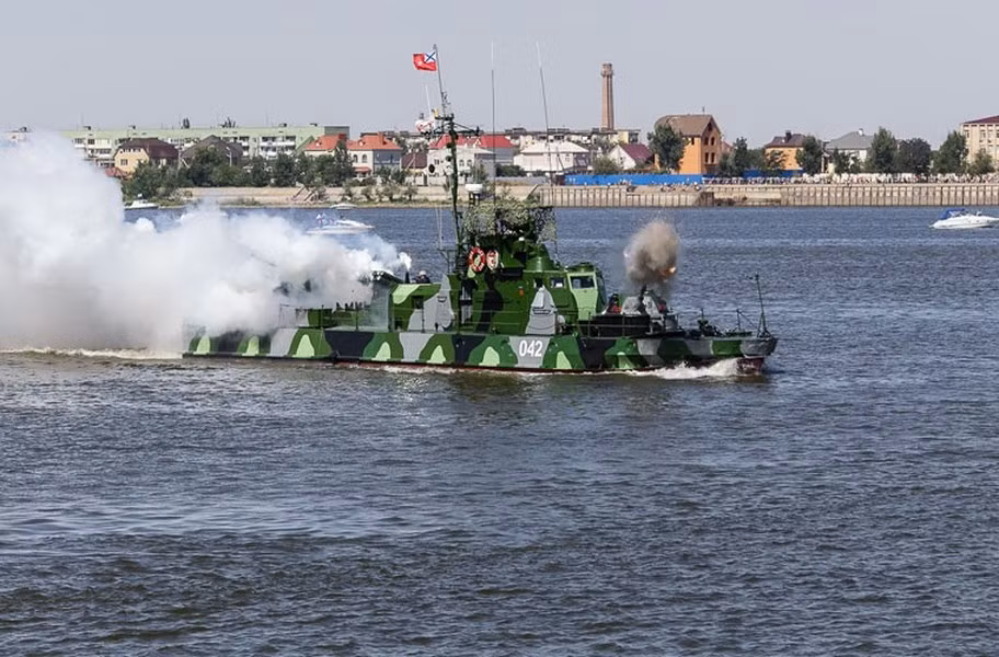 Đưa tháp pháo của xe tăng PT-76 hay T-54/55 lên tàu chiến đường sông sẽ giúp phương tiện này có hỏa lực bắn thẳng không thua gì chiến hạm được trang bị hệ thống hải pháo AK-176 hay AK-100, đây là cách làm rất độc đáo của Liên Xô trước kia và Nga ngày nay.