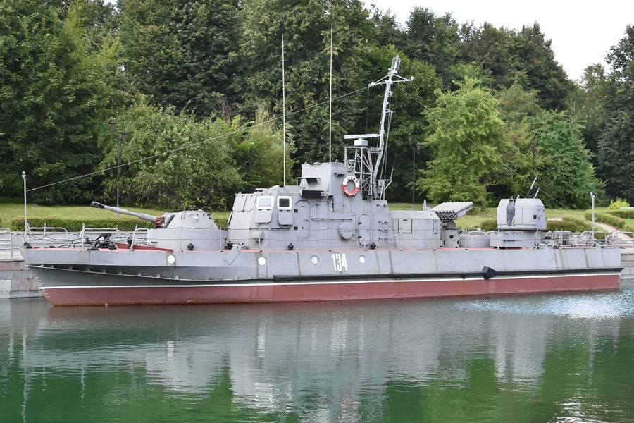 Thực tế cho thấy những khẩu pháo hạm cùng cỡ nòng 76 mm hoặc 100 mm thường nhìn thấy trên tàu hải quân có kích thước rất lớn, trọng lượng nặng, không thể lắp cho tàu tuần tra cỡ nhỏ so với tháp pháo xe tăng.