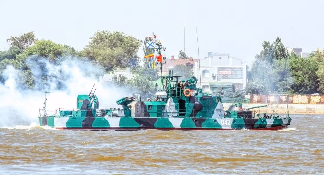 Đây là một phương án đầy tính sáng tạo, có ưu điểm lớn nhất là tận dụng được tháp pháo của những xe tăng đã loại biên, không yêu cầu phải thay đổi quá nhiều kết cấu của con tàu.