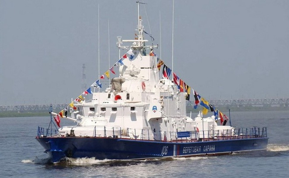 Ngoài tháp pháo của xe tăng hạng nhẹ PT-76 mang pháo chính 76 mm, một số tàu tuần tra của Nga còn được nhìn thấy mang tháp pháo của xe tăng T-54/55, gắn pháo 100 mm, tạo ra hỏa lực mạnh hơn nhiều.