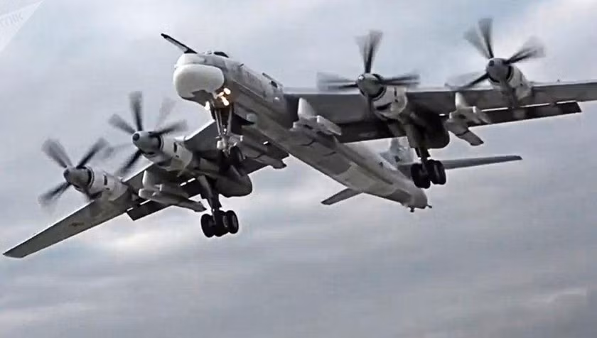 Lần đầu tiên Nga sử dụng tên lửa hành trình cải tiến này trong các cuộc tấn công vào Ukraine là cuối tháng 3/2024. Các chuyên gia Ukraine thời điểm đó cho biết, để thay đổi thiết kế đầu đạn, Quân đội Nga đã giảm thể tích thùng nhiên liệu, điều này đồng nghĩa với việc tầm bay của tên lửa Kh-101 sẽ giảm đi đáng kể. Theo đó, tầm bắn sẽ giảm từ 5.500 km xuống mức giả định là 2.250 km. (Nguồn ảnh: Wikipedia, mạng X, mã nguồn mở).