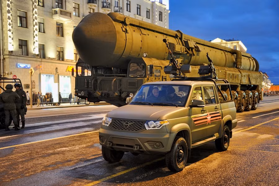 Điều khiến tên lửa RS-26 đặc biệt là mặc dù chỉ nặng 80 tấn (so với 120 tấn của “người tiền nhiệm” RS-24 Yars), nhưng Rubezh mang tới 4 đầu đạn hạt nhân, mỗi đầu đạn có đương lượng nổ 300 kiloton.