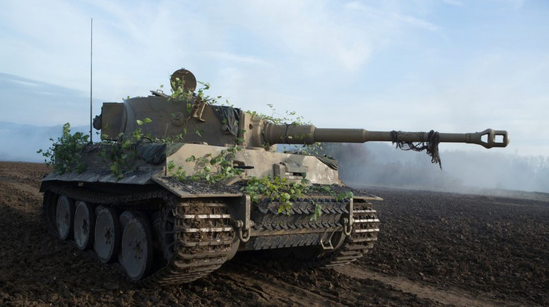 Trong trận chiến Vòng cung Kursk mùa hè năm 1943, quân Đức đưa vào sử dụng xe tăng hạng trung Panther được trang bị pháo 75 mm và tăng hạng nặng Tiger với lớp giáp được bọc thép dày và trang bị pháo cỡ nòng 88 mm.