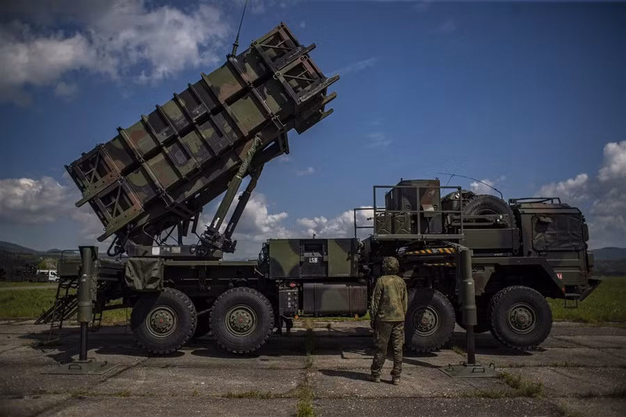 Những thiếu sót nói trên có thể khiến tổ hợp Patriot trở thành mục tiêu dễ dàng của Quân đội Nga. Những hệ thống tác chiến điện tử hiện đại và tên lửa chính xác cao trong kho vũ khí của Nga theo nhận xét, đảm bảo tiêu diệt hiệu quả mục tiêu như vậy.