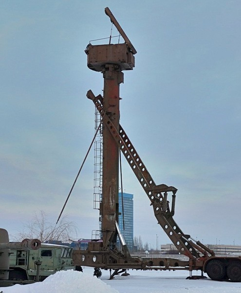 Bên cạnh đó, radar của Patriot không được trang bị tháp 40V6M cao 24 mét, hoặc tháp 40V6MD cao 40 mét, để đưa mảng ăng ten lên cao nhằm tăng vùng phủ sóng như các radar trong tổ hợp S-300/400, điều này càng hạn chế khả năng của chúng.