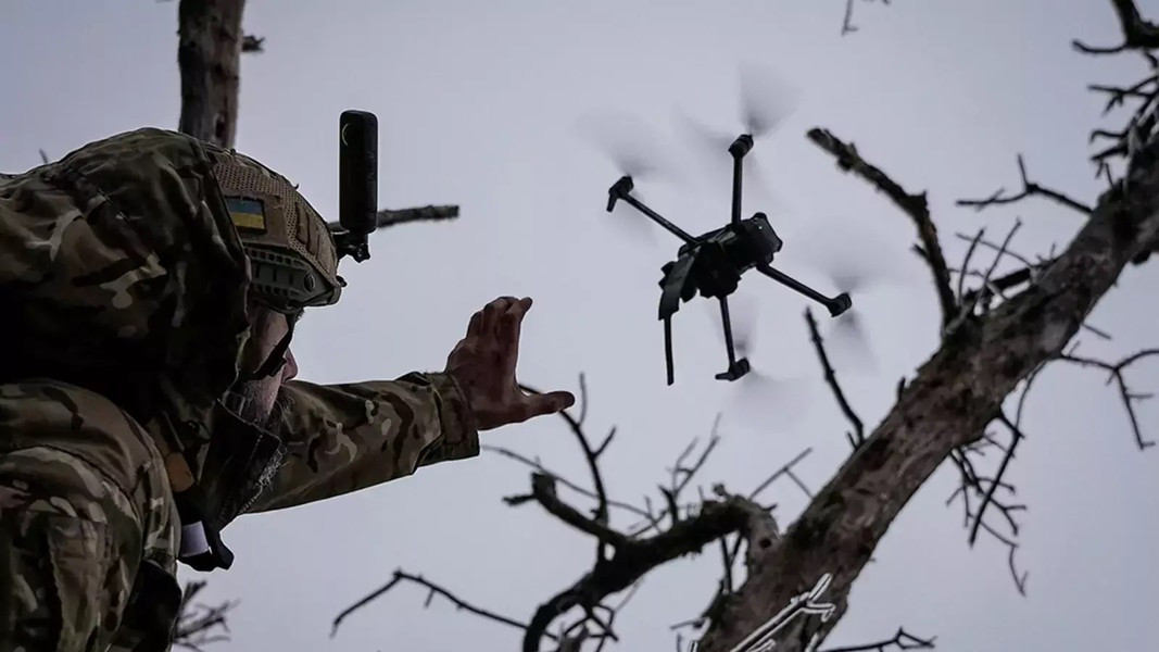 Binh sĩ Nga và Ukraine đều sử dụng thiết bị tác chiến điện tử cầm tay để gây nhiễu drone đối phương.