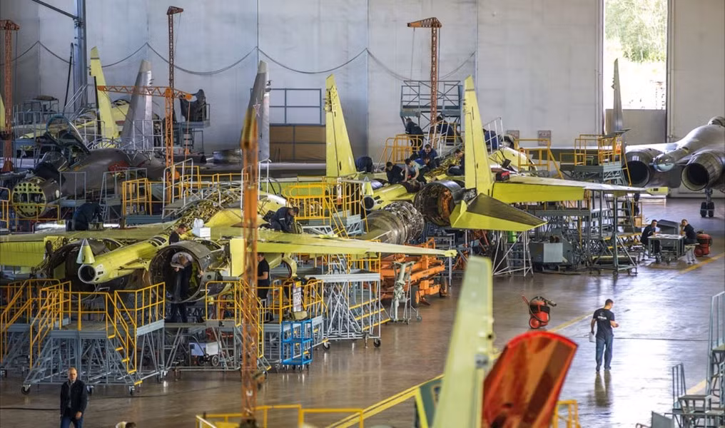 Bên cạnh đó, truyền thông quốc tế cũng ghi nhận việc nhà máy KnAAZ đã tăng đáng kể khối lượng sản xuất đối với cả tiêm kích thế hệ 4++ Su-35 và máy bay chiến đấu tàng hình Su-57 thế hệ mới nhất.