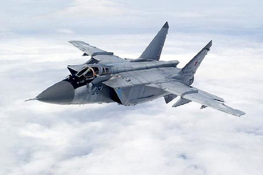MiG-31 hoạt động ở mọi độ cao và trong mọi điều kiện thời tiết để đánh chặn và tiêu diệt chiến đấu cơ cũng như tên lửa hành trình của đối phương. Chiếc Foxhound có khả năng đạt độ cao hơn 20 nghìn mét và tầm bay 3.500 km.