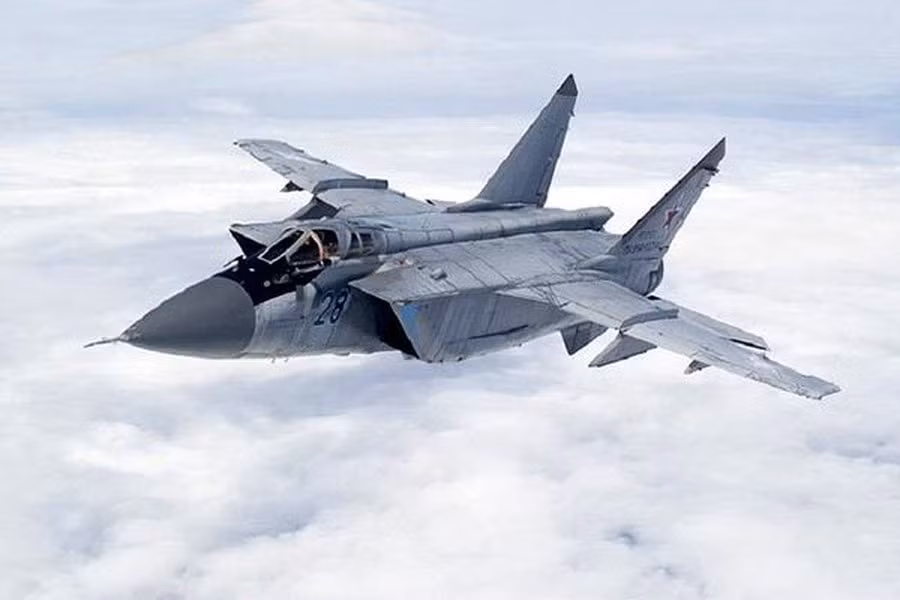MiG-31 hoạt động ở mọi độ cao và trong mọi điều kiện thời tiết để đánh chặn và tiêu diệt chiến đấu cơ cũng như tên lửa hành trình của đối phương. Chiếc Foxhound có khả năng đạt độ cao hơn 20 nghìn mét và tầm bay 3.500 km.