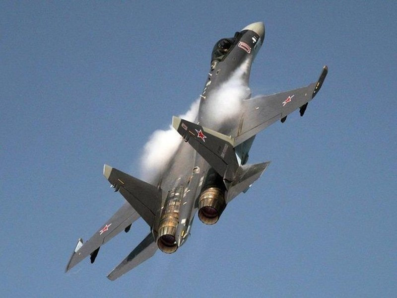 Chưa dừng lại đây, Su-35 cũng thể hiện vai trò rất xuất sắc trong việc bắn hạ tên lửa hành trình, chế áp hệ thống phòng không cũng như sử dụng bom dẫn đường chính xác thực hiện những cuộc tấn công mặt đất.