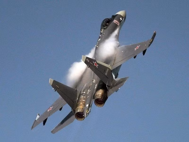 Chưa dừng lại đây, Su-35 cũng thể hiện vai trò rất xuất sắc trong việc bắn hạ tên lửa hành trình, chế áp hệ thống phòng không cũng như sử dụng bom dẫn đường chính xác thực hiện những cuộc tấn công mặt đất.
